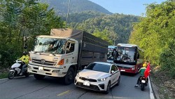 Đề xuất mới về vượt xe và nhường đường cho xe xin vượt