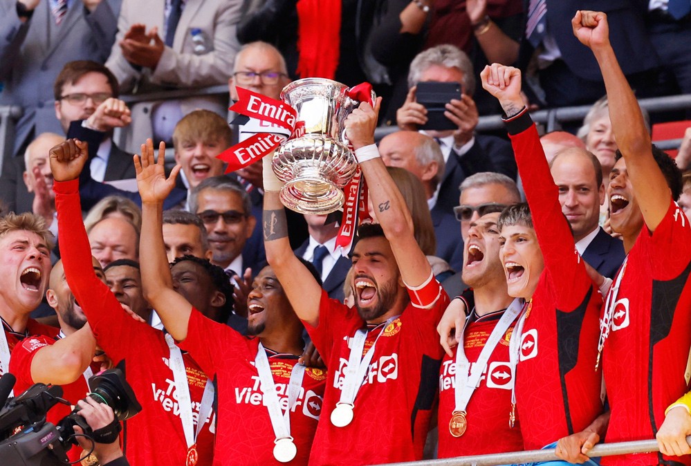 Đội trưởng Bruno Fernandes giương cao cúp vô địch