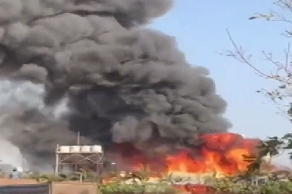 Vụ cháy trung tâm giải trí ở thành phố Rajkot, Ấn Độ nhìn từ xa. Ảnh: NDTV