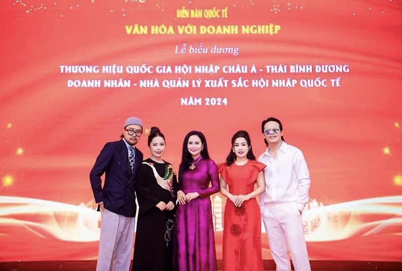 Chủ tịch Bùi Thanh Hương (ở giữa) cùng các nữ doanh nhân trong mạng lưới HWLN và khách quý tham dự.
