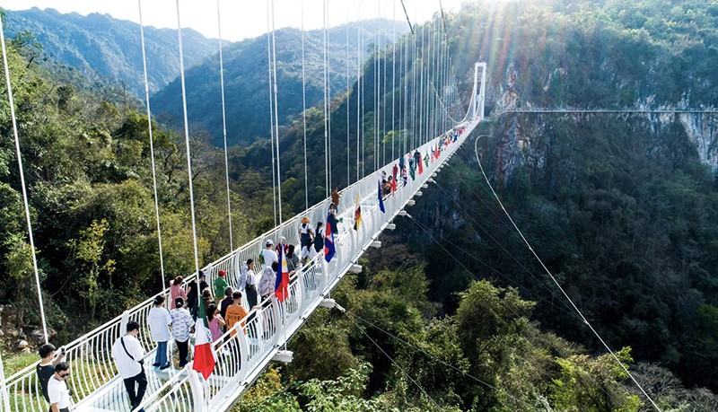 Cầu kính dài nhất thế giới tại Mộc Châu Island.