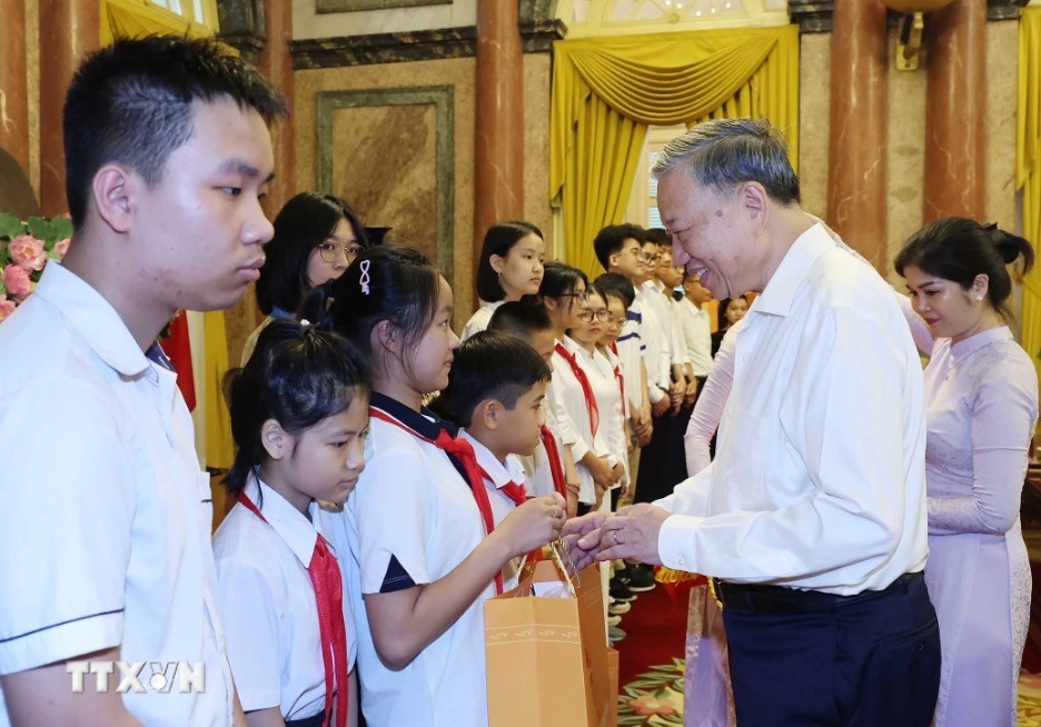 Chủ tịch nước Tô Lâm tặng quà cho các thanh thiếu niên tiêu biểu. (Ảnh: Nhan Sáng/TTXVN) Chủ tịch nước Tô Lâm tặng quà cho các thanh thiếu niên tiêu biểu. (Ảnh: Nhan Sáng/TTXVN)