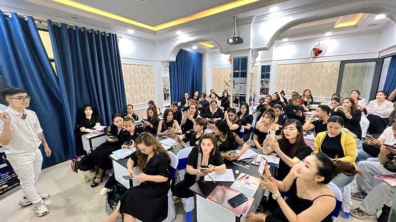 Chuyên gia diện tướng Lê Huỳnh Anh Vy với các lớp hướng dẫn với Bộ Luyện Sợi 21 Ngày.