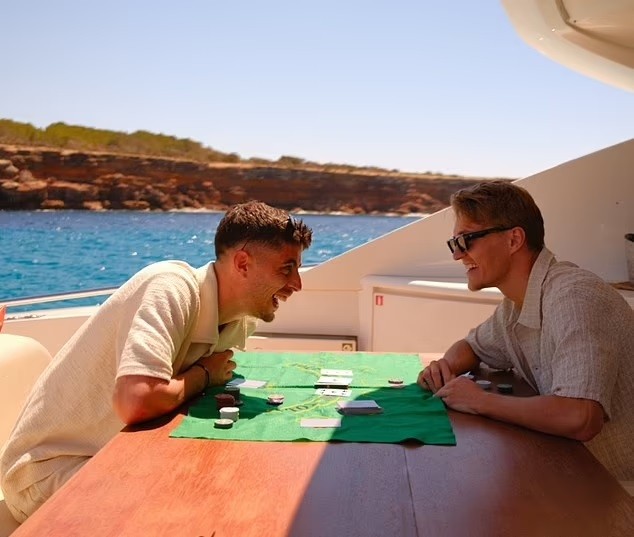 Mùa giải 2023/24 kết thúc, hình ảnh các cầu thủ Arsenal đi nghỉ cùng người thân