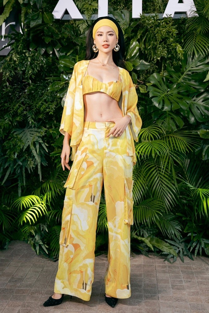 Miss Universe Vietnam 2023 Bùi Quỳnh Hoa diện áo bra top cảm hứng vỏ sò cùng quần ống suông tông vàng rực, khoe vòng eo thon.