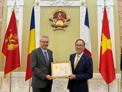 Trao Kỷ niệm chương Vì sự nghiệp tư pháp tặng Đại sứ Nicolas Warnery