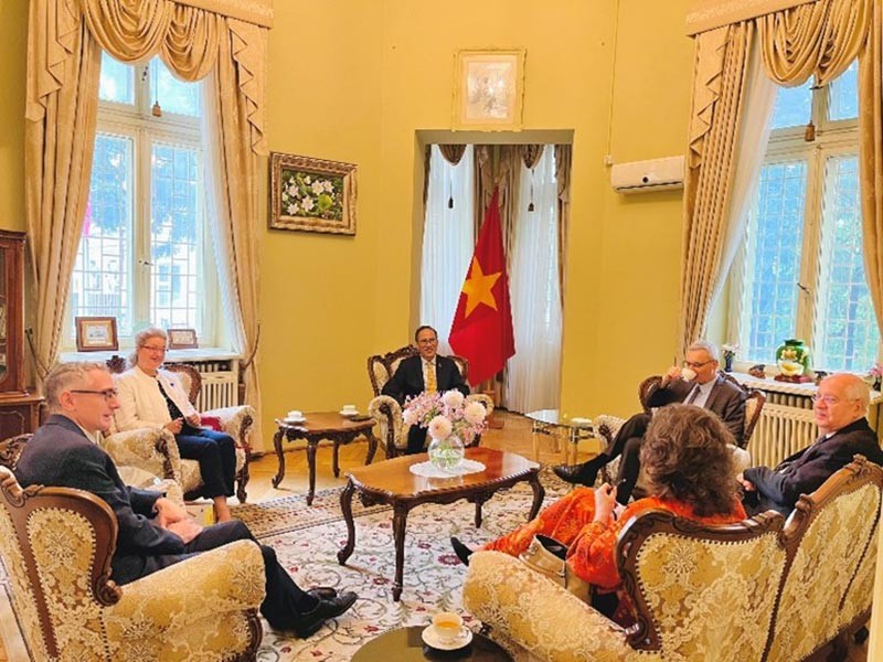 Trao Kỷ niệm chương 'Vì sự nghiệp Tư pháp' tặng Đại sứ Pháp Nicolas Warnery