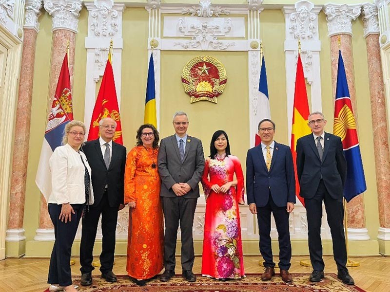 Trao Kỷ niệm chương 'Vì sự nghiệp Tư pháp' tặng Đại sứ Pháp Nicolas Warnery