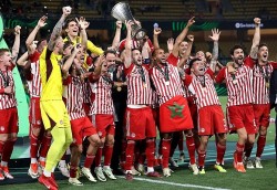 Olympiakos vô địch UEFA Europa Conference League 2023/24, người hâm mộ mở hội