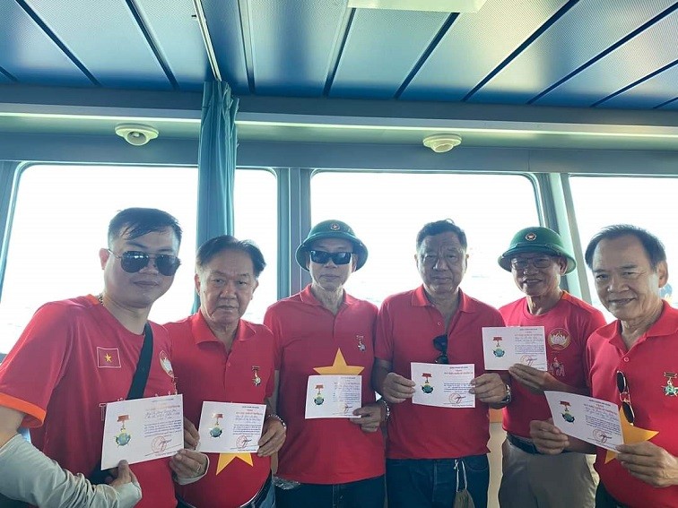 Kiều bào cùng Đoàn công tác của Ủy ban Trung ương Mặt trận Tổ quốc Việt Nam thăm huyện đảo Trường Sa, Nhà giàn DK1