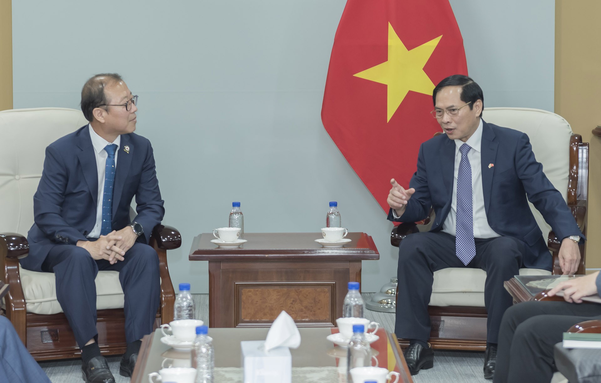 Bộ trưởng Ngoại giao Bùi Thanh Sơn tiếp Đại diện dòng họ Lý gốc Việt tại Hàn Quốc Bộ trưởng Ngoại giao Bùi Thanh Sơn tiếp Đại diện dòng họ Lý gốc Việt tại Hàn Quốc