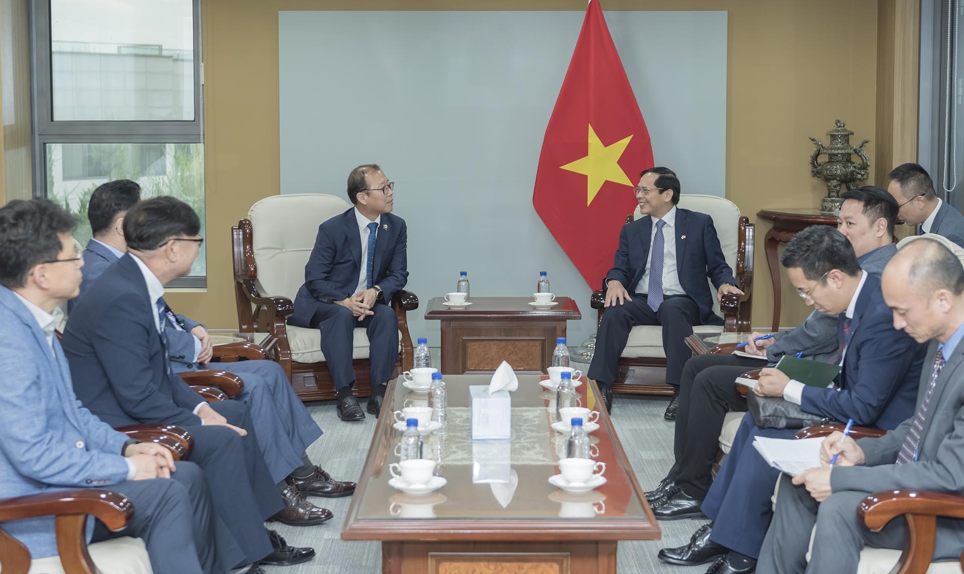 Bộ trưởng Ngoại giao Bùi Thanh Sơn tiếp Đại diện dòng họ Lý gốc Việt tại Hàn Quốc Bộ trưởng Ngoại giao Bùi Thanh Sơn tiếp Đại diện dòng họ Lý gốc Việt tại Hàn Quốc