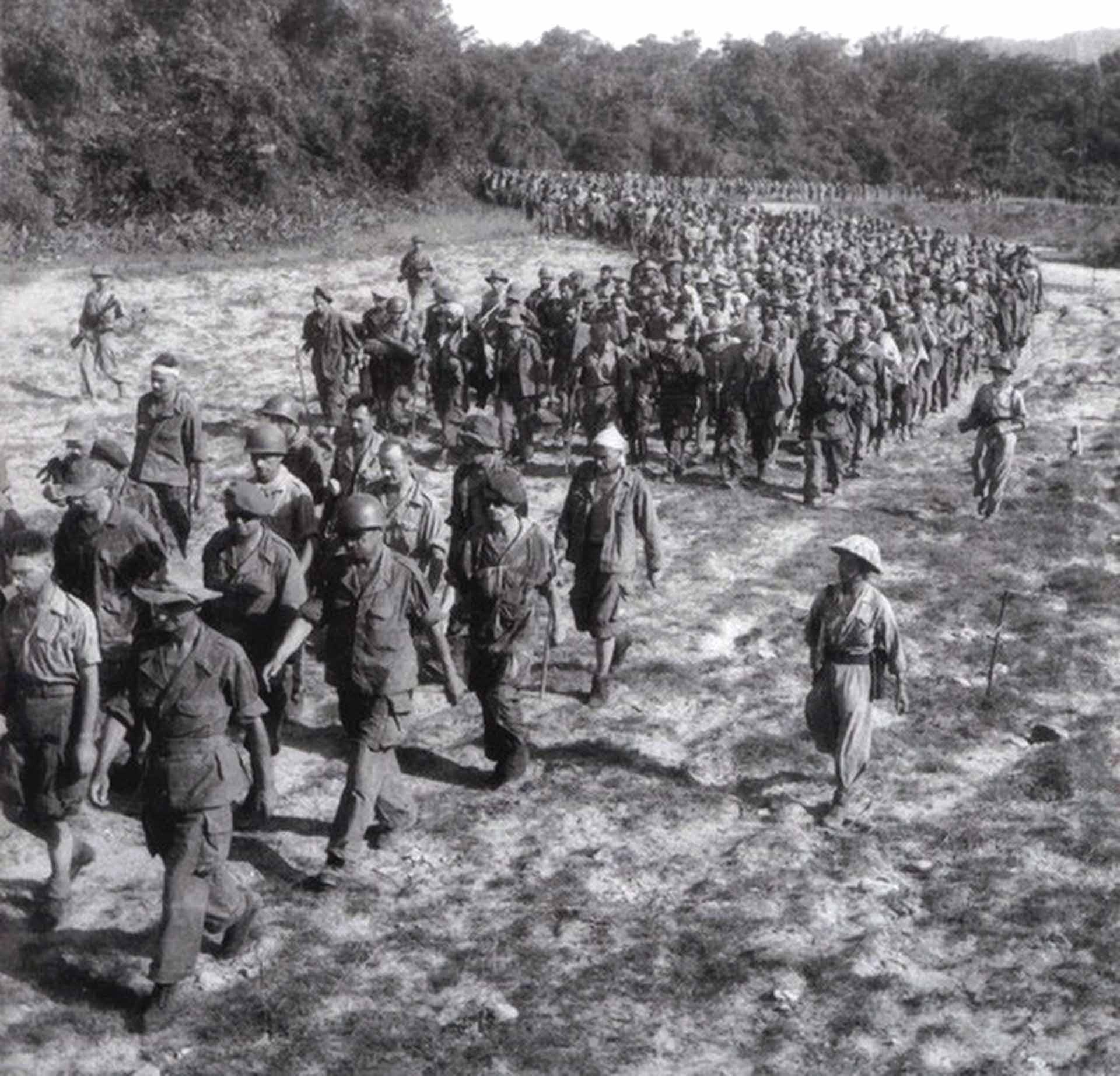 Dẫn giải tù binh Pháp. (Ảnh: Triệu Đại)