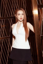 Sao Việt: Nhã Phương lên đồ thanh lịch, Hoa hậu Mai Phương hóa nữ sinh