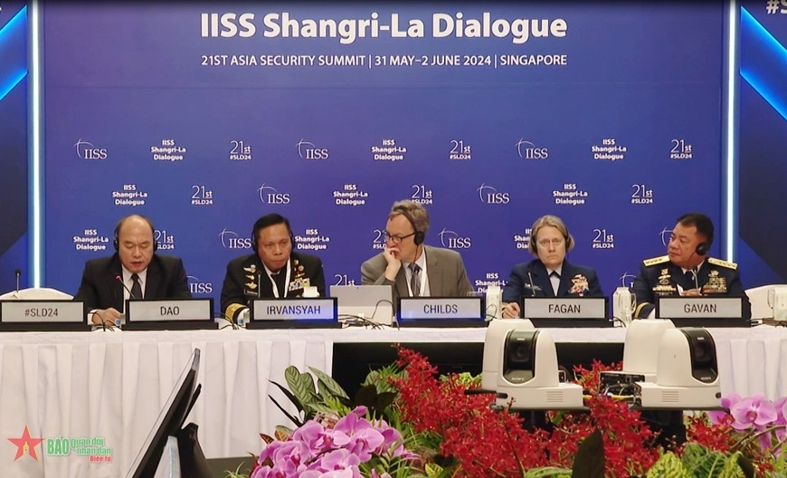 Thiếu tướng Lê Quang Đạo, Tư lệnh Cảnh sát biển Việt Nam và các đại biểu tại phiên đồng thời với chủ đề “Thực thi pháp luật trên biển và xây dựng lòng tin”.