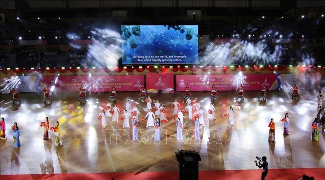 Biểu diễn nghệ thuật tại Lễ khai mạc. Ảnh: Trần Lê Lâm – TTXVN