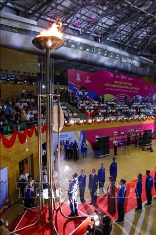 Phó Thủ tướng Chính phủ Trần Hồng Hà thực hiện nghi thức thắp sáng ngọn đuốc của Đại hội thể thao học sinh Đông Nam Á lần thứ 13 tại Việt Nam. Ảnh: Trần Lê Lâm/TTXVN