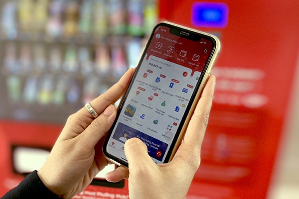Người dân có thể thanh toán dịch vụ công qua VneID, tài khoản Mobile Money. (Nguồn: Vietnamnet)