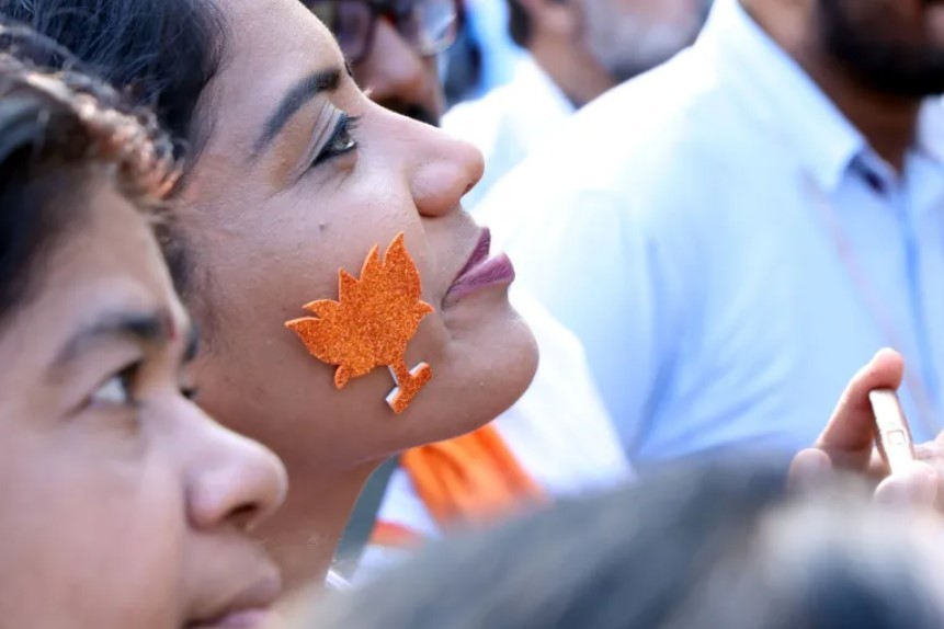 Một người ủng hộ BJP đeo biểu tượng bầu cử của đảng tại cuộc vận động tranh cử của Rajeev Chandrasekhar ở Thiruvananthapuram, Kerala. (Nguồn: Al Jazeera) Một người ủng hộ BJP đeo biểu tượng bầu cử của đảng tại cuộc vận động tranh cử của Rajeev Chandrasekhar ở Thiruvananthapuram, Kerala. (Nguồn: Al Jazeera)