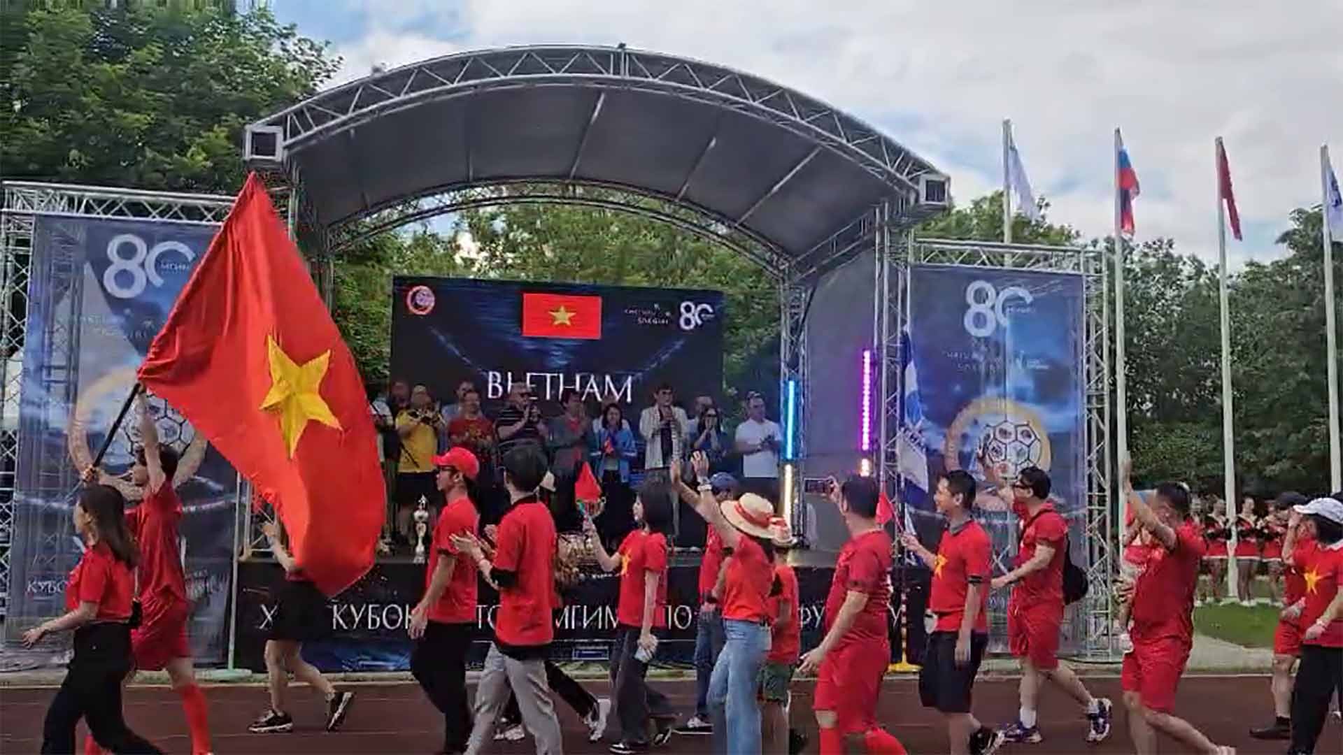 Đại sứ quán Việt Nam tại Nga sôi nổi tham gia với đội hình gồm các cán bộ, nhân viên Đại sứ quán, Thương vụ, các cơ quan báo chí thường trú, du học sinh. Đại sứ quán Việt Nam tại Nga sôi nổi tham gia với đội hình gồm các cán bộ, nhân viên Đại sứ quán, Thương vụ, các cơ quan báo chí thường trú, du học sinh.