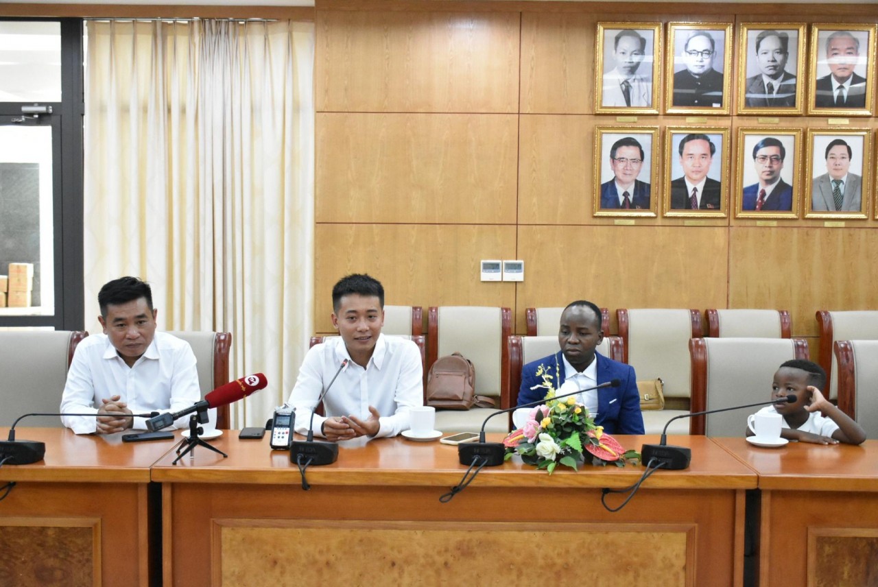 Quang Linh Vlogs và nhóm châu Phi: Truyền cảm hứng kết nối người dân Việt Nam-Angola Quang Linh Vlogs và nhóm châu Phi: Truyền cảm hứng kết nối người dân Việt Nam-Angola