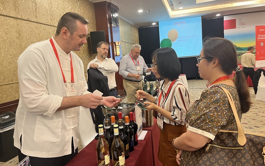 Thưởng thức 200 loại rượu vang nổi tiếng hàng đầu tại Lễ hội Rượu vang Italy 2024
