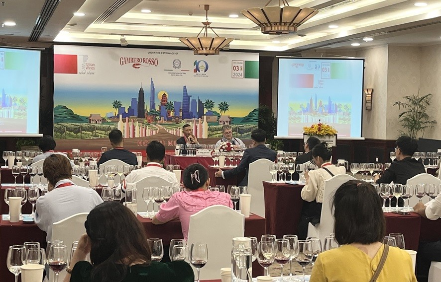 Thưởng thức 200 loại rượu vang nổi tiếng hàng đầu tại Lễ hội Rượu vang Italy 2024