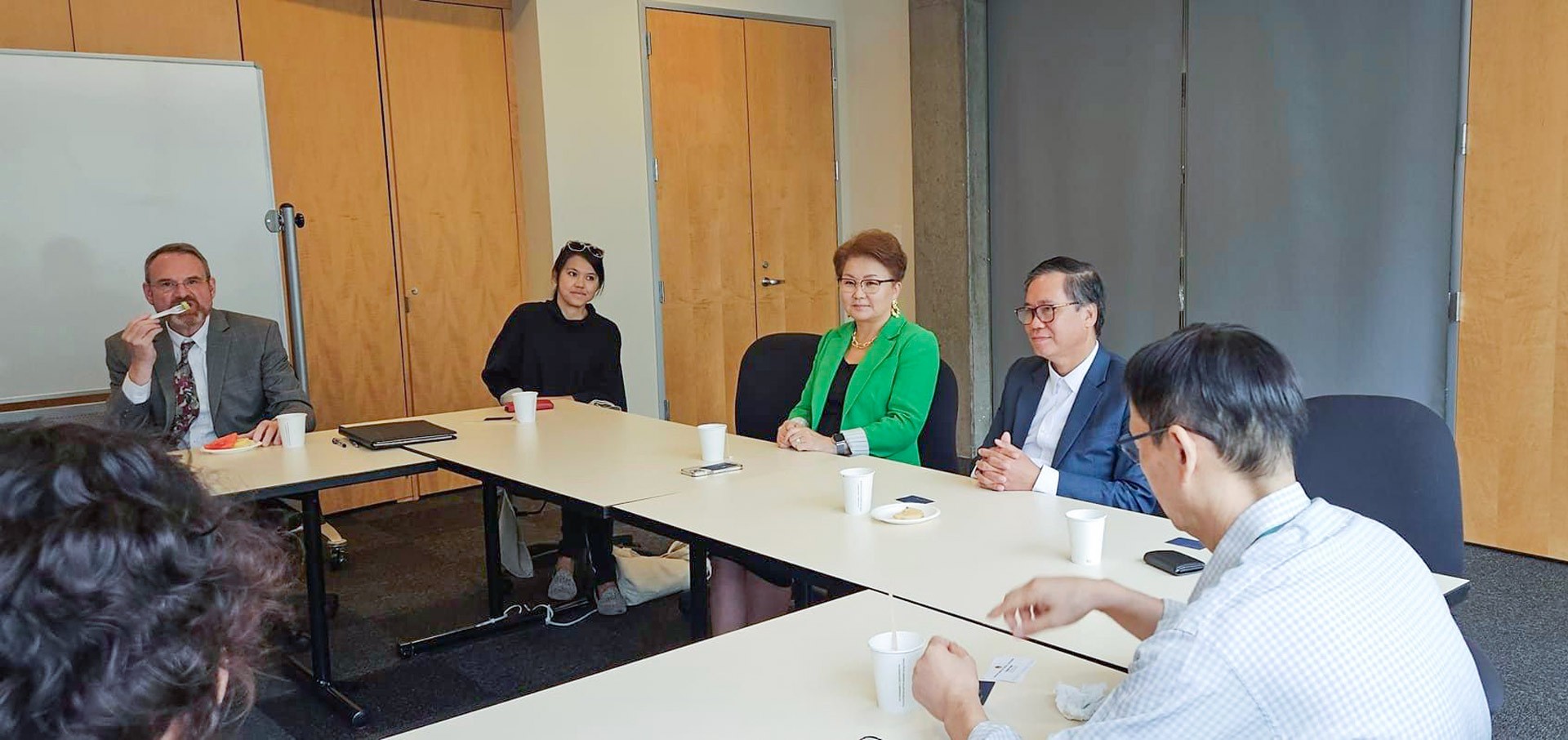 Sứ mệnh của các nhà ngoại giao là hiện thực hóa những cam kết hợp tác của hai nước. Đại sứ Hoàng Anh Tuấn luôn nỗ lực hết mình biến những cơ hội thành hiện thực.