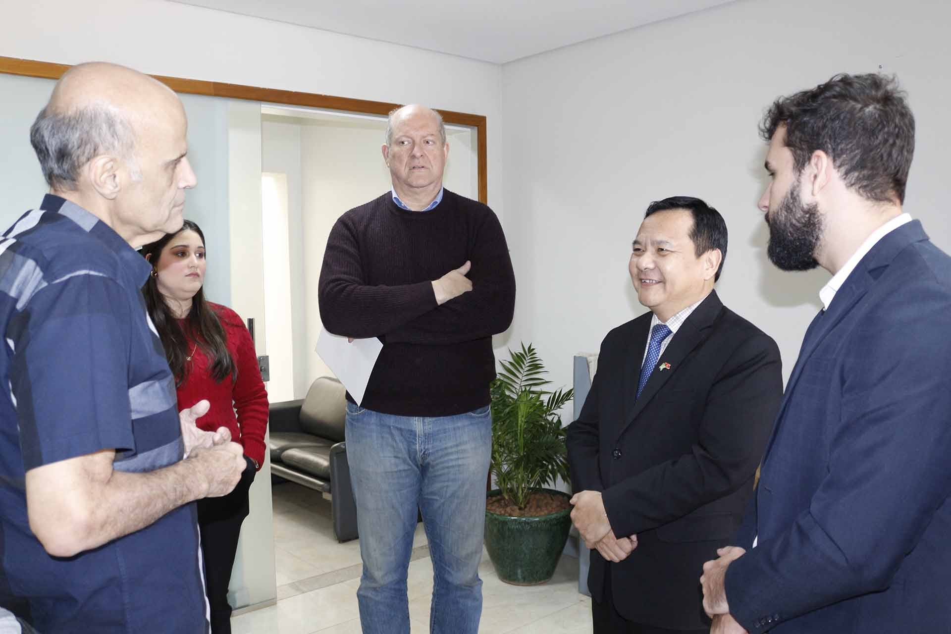 Đại sứ quán Việt Nam tại Brazil bàn giao lô hàng cứu trợ ủng hộ bang Rio Grande do Sul