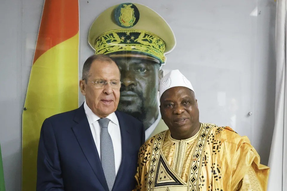 Ngoại trưởng Nga Sergei Lavrov gặp mặt người đồng cấp nước chủ nhà Morissanda Kouyate tại Conakry ngày 3/6. (Nguồn: AP) Ngoại trưởng Nga Sergei Lavrov gặp mặt người đồng cấp nước chủ nhà Morissanda Kouyate tại Conakry ngày 3/6. (Nguồn: AP)
