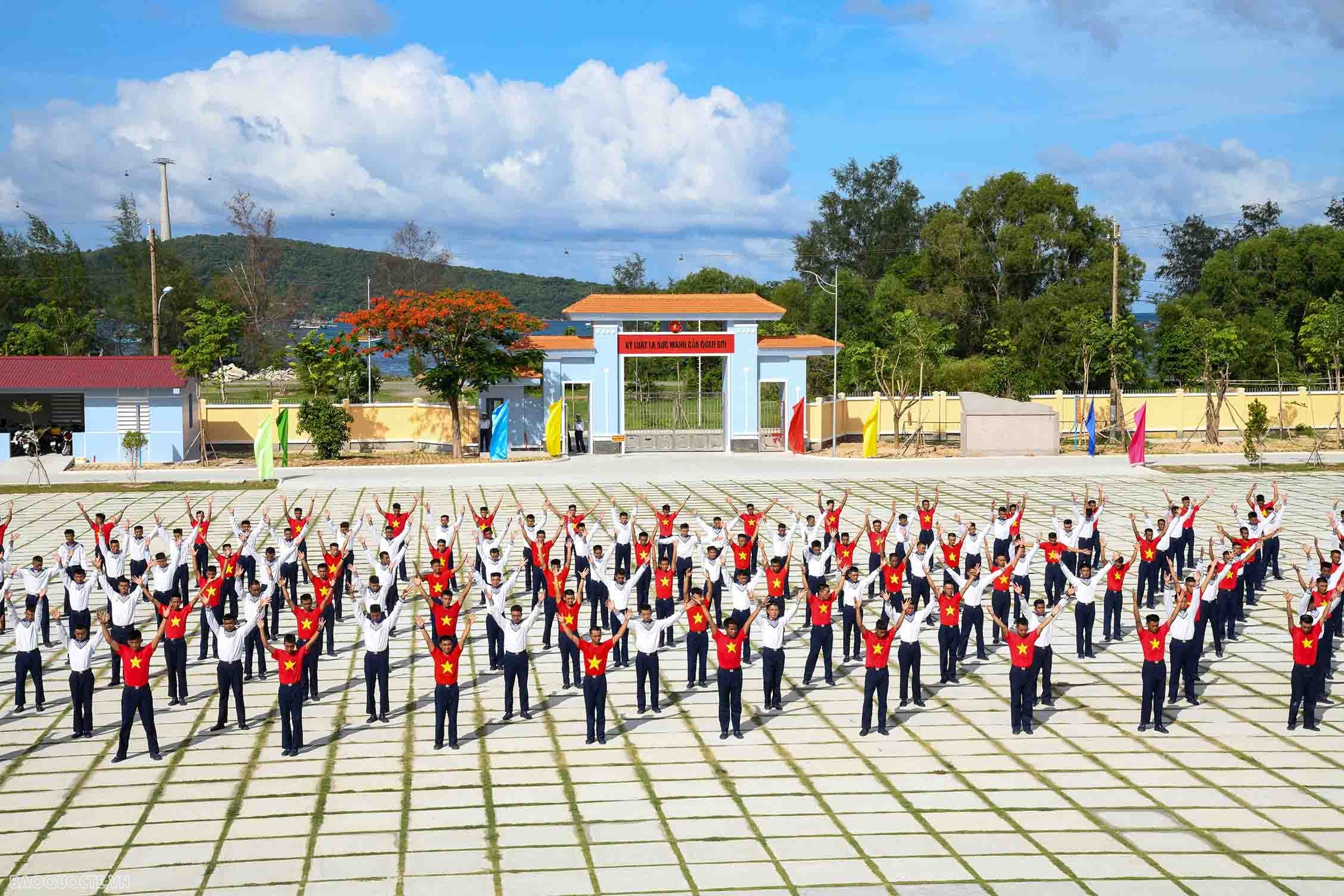 Chiến sĩ mới đồng diễn 5 điệu vũ điệu trong sinh hoạt tập thể. (Ảnh: Kiên Định) Chiến sĩ mới đồng diễn 5 điệu vũ điệu trong sinh hoạt tập thể. (Ảnh: Kiên Định)