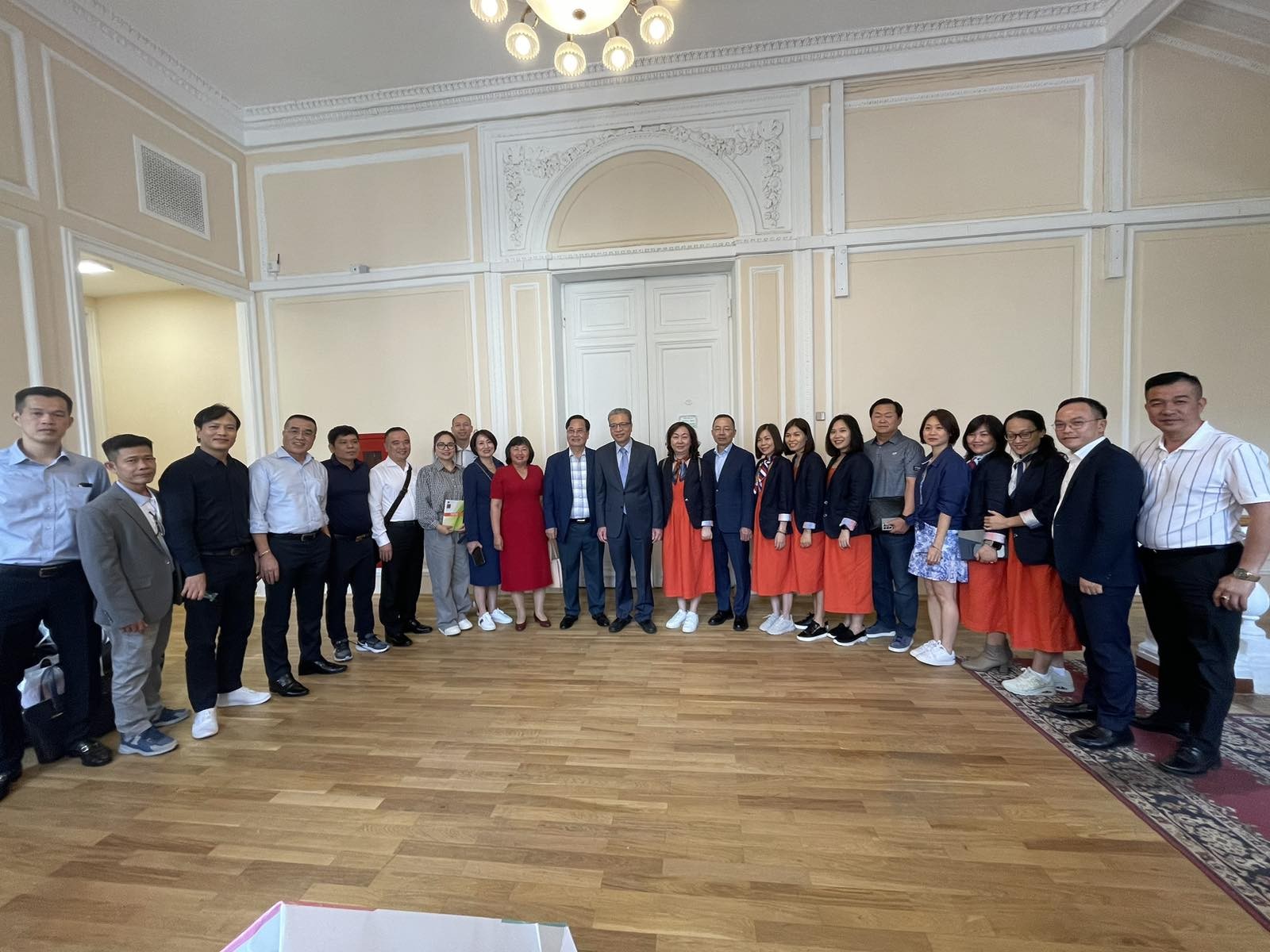 Đại sứ Đặng Minh Khôi và Đoàn Hiệp hội Dệt may Việt Nam Đại sứ Đặng Minh Khôi và Đoàn Hiệp hội Dệt may Việt Nam