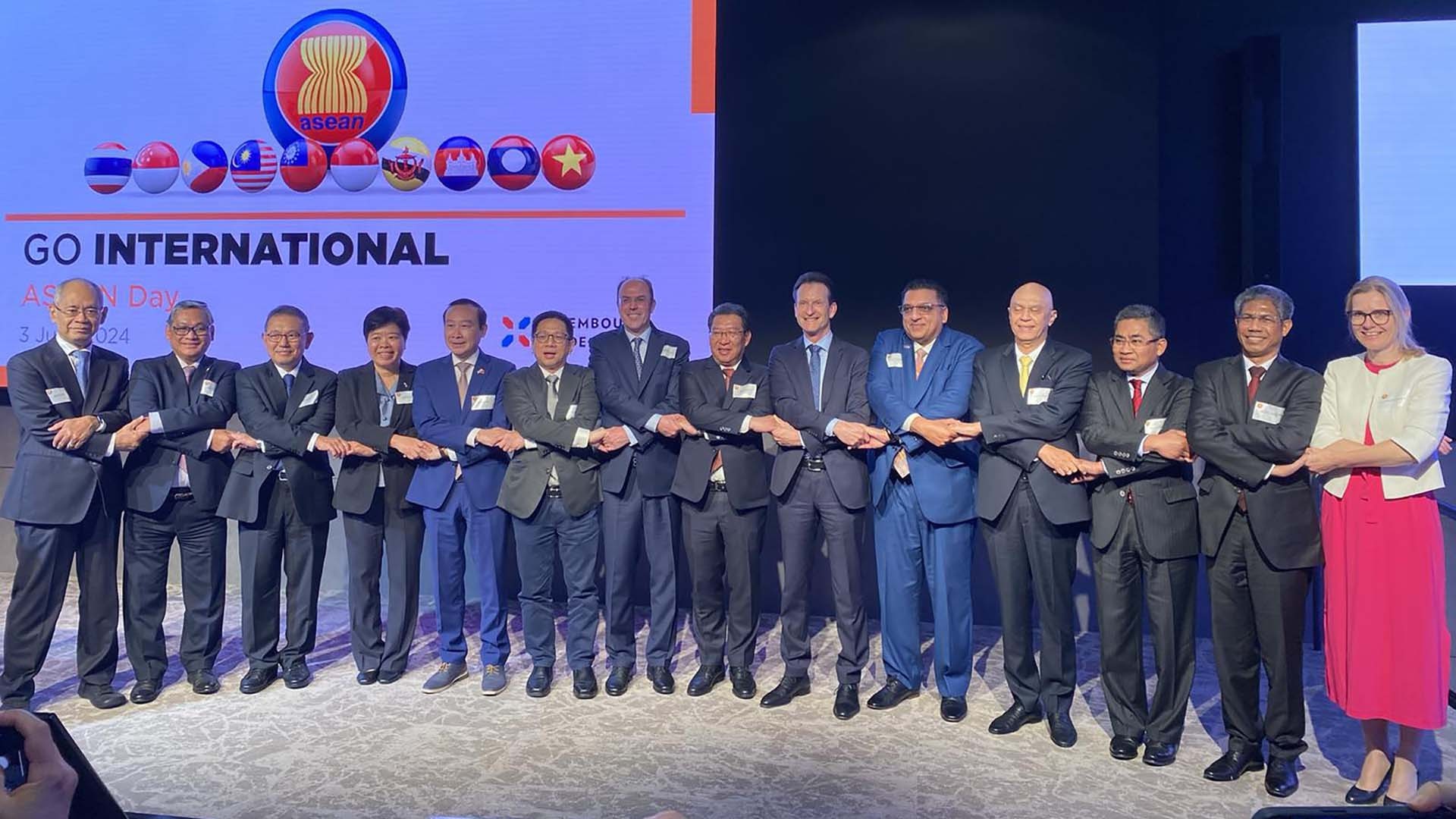 dai su nguyen van thao tham du su kien ngay asean lan thu 4 tai luxembourg