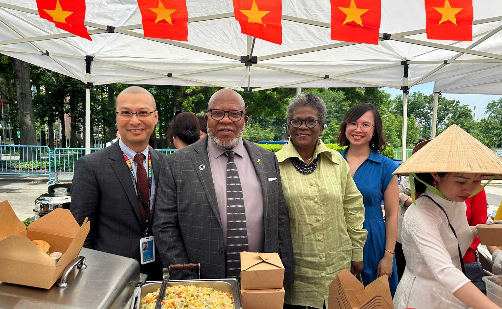 Gian hàng Việt Nam hút khách tại Hội chợ văn hóa - ẩm thực Liên hợp quốc 2024 Gian hàng Việt Nam hút khách tại Hội chợ văn hóa - ẩm thực Liên hợp quốc 2024