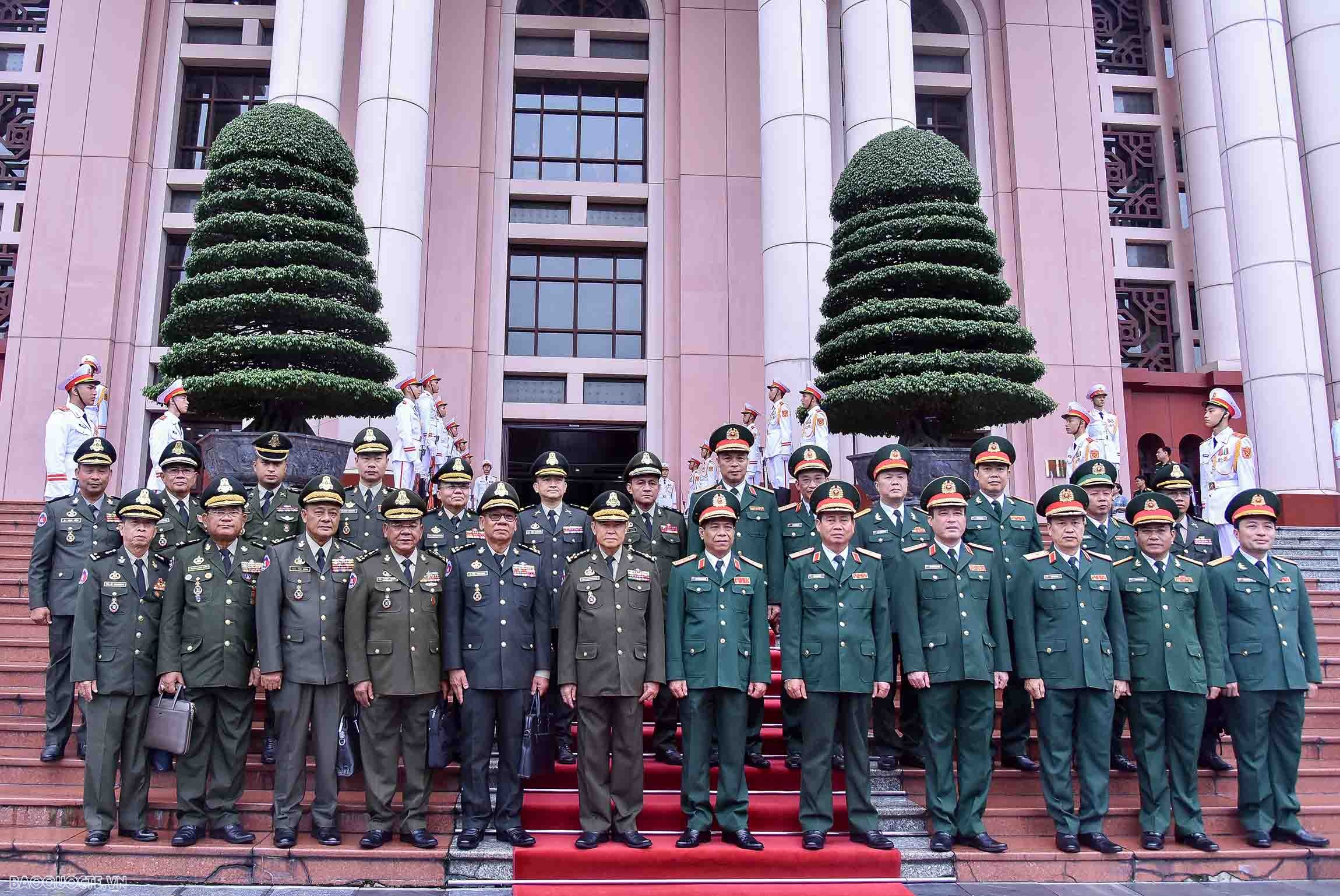 Làm sâu sắc hơn nữa quan hệ giữa quân đội Việt Nam-Campuchia Làm sâu sắc hơn nữa quan hệ giữa quân đội Việt Nam-Campuchia