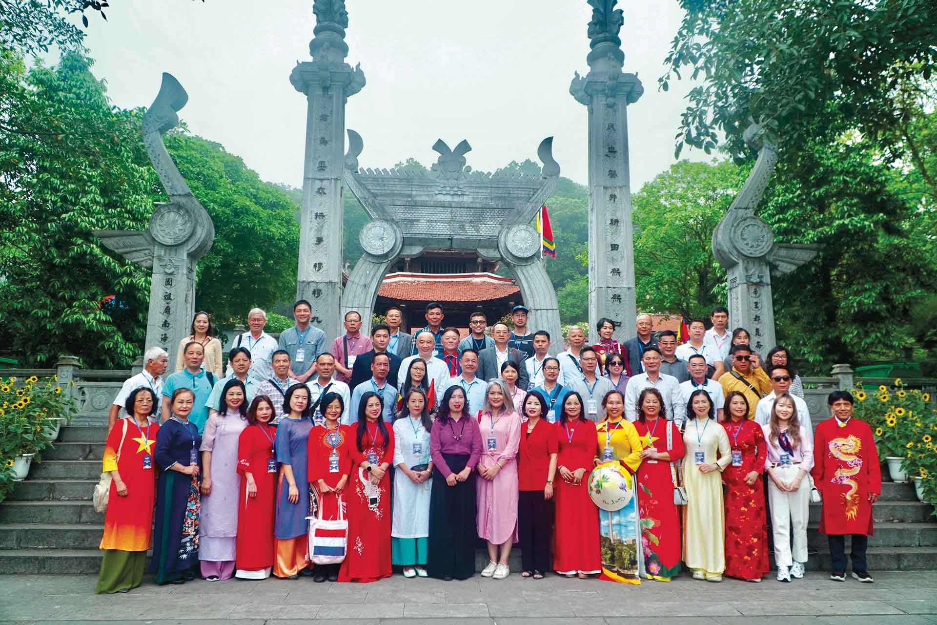 Thứ trưởng Lê Thị Thu Hằng cùng đoàn kiều bào về thăm Đền Hùng năm 2024. (Ảnh: Tuấn Việt) Thứ trưởng Lê Thị Thu Hằng cùng đoàn kiều bào về thăm Đền Hùng năm 2024. (Ảnh: Tuấn Việt)