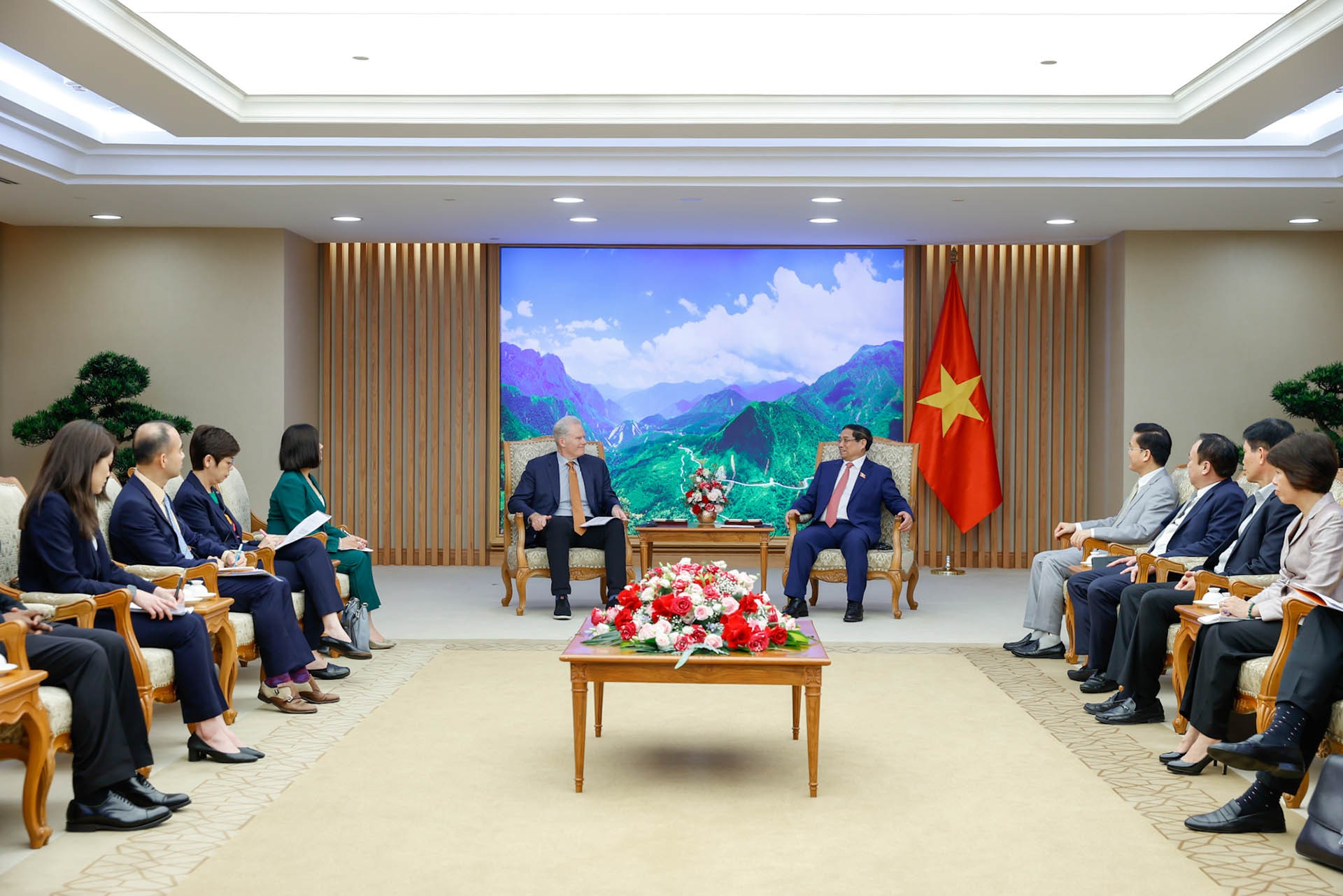 Thủ tướng Phạm Minh Chính tiếp Chủ tịch, Giám đốc điều hành Tập đoàn FedEx Express (Hoa Kỳ) Richard W.Smith đang thăm, làm việc tại Việt Nam. (Nguồn: VGP)