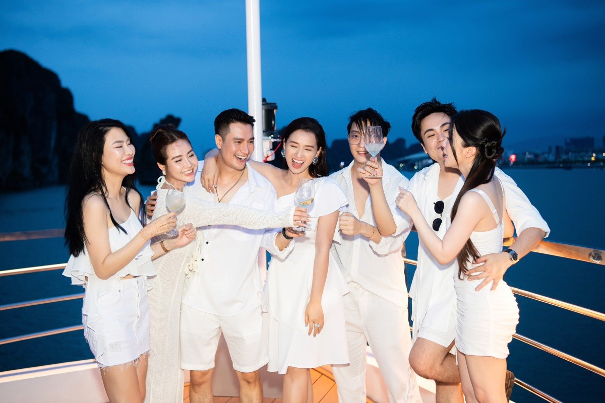 Hình ảnh diễn viên Phan Minh Huyền đón sinh nhật sớm bên hội bạn thân