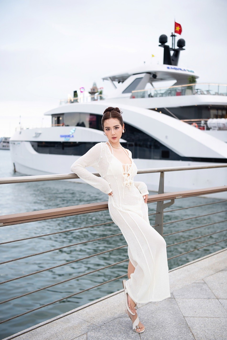 Phan Minh Huyền sẽ tròn 34 tuổi vào ngày 12/6 tới nhưng cô quyết định mở tiệc mừng sinh nhật sớm một tuần cùng nhóm bạn thân.