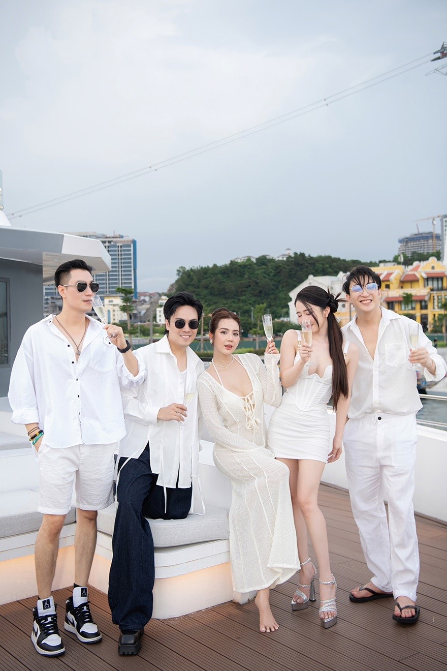 Hình ảnh diễn viên Phan Minh Huyền đón sinh nhật sớm bên hội bạn thân diễn viên truyền hình