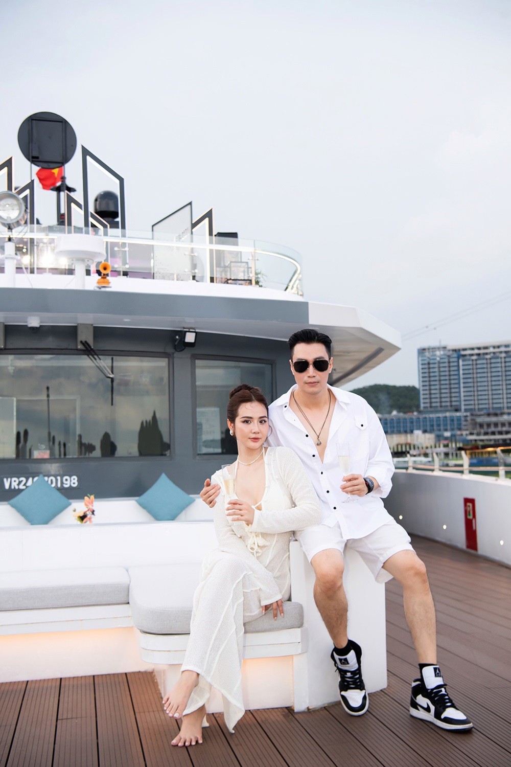 Hình ảnh diễn viên Phan Minh Huyền đón sinh nhật sớm bên hội bạn thân diễn viên truyền hình