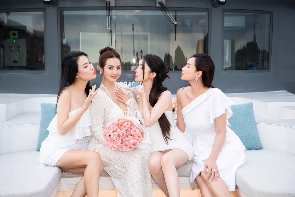 Hình ảnh diễn viên Phan Minh Huyền đón sinh nhật sớm bên hội bạn thân diễn viên truyền hình