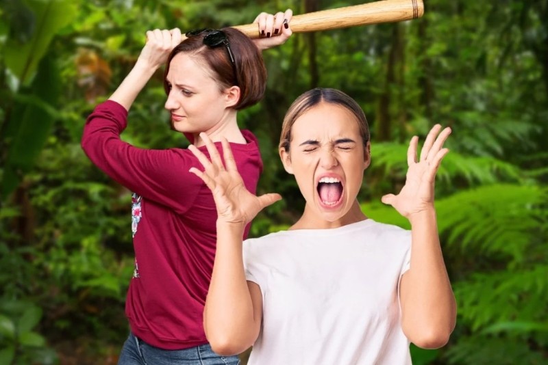 Những người phụ nữ tham gia nghi lễ la hét, khóc lóc và đập gậy xuống đất ở ngoài trời. Ảnh: Shutterstock Những người phụ nữ tham gia nghi lễ la hét, khóc lóc và đập gậy xuống đất ở ngoài trời. Ảnh: Shutterstock