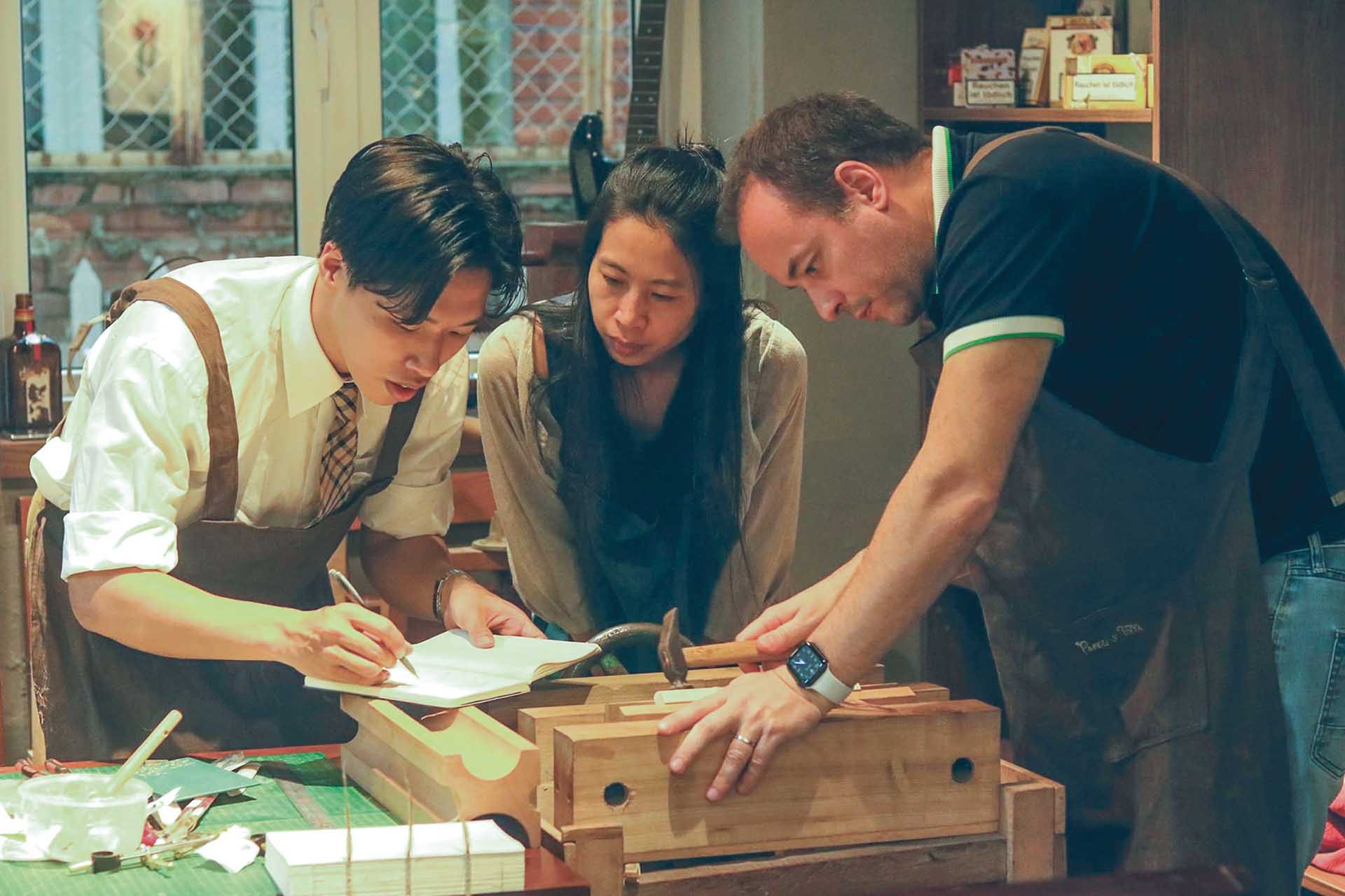 Trần Trung Hiếu hướng dẫn học viên đóng sách tại lớp học. (Ảnh: NVCC) Trần Trung Hiếu hướng dẫn học viên đóng sách tại lớp học. (Ảnh: NVCC)