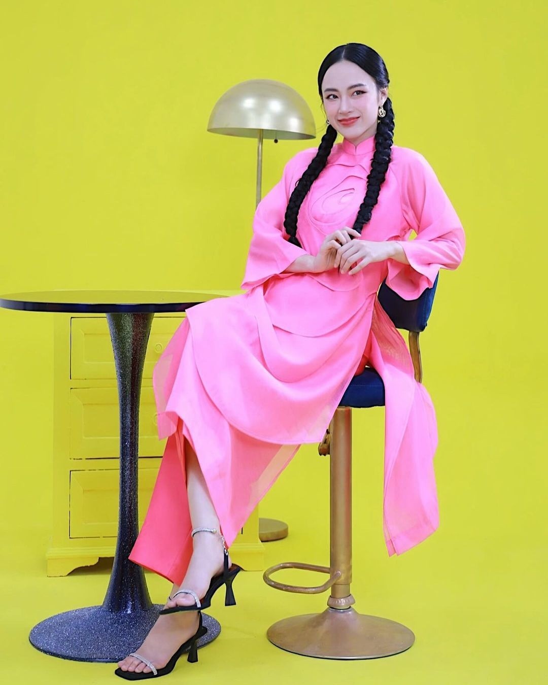 Thời trang bán hàng  livestream của Angela Phương Trinh