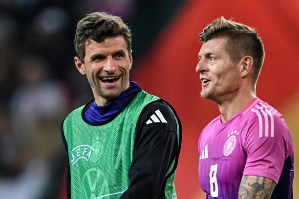 Muller trò chuyện với Toni Kroos sau trận