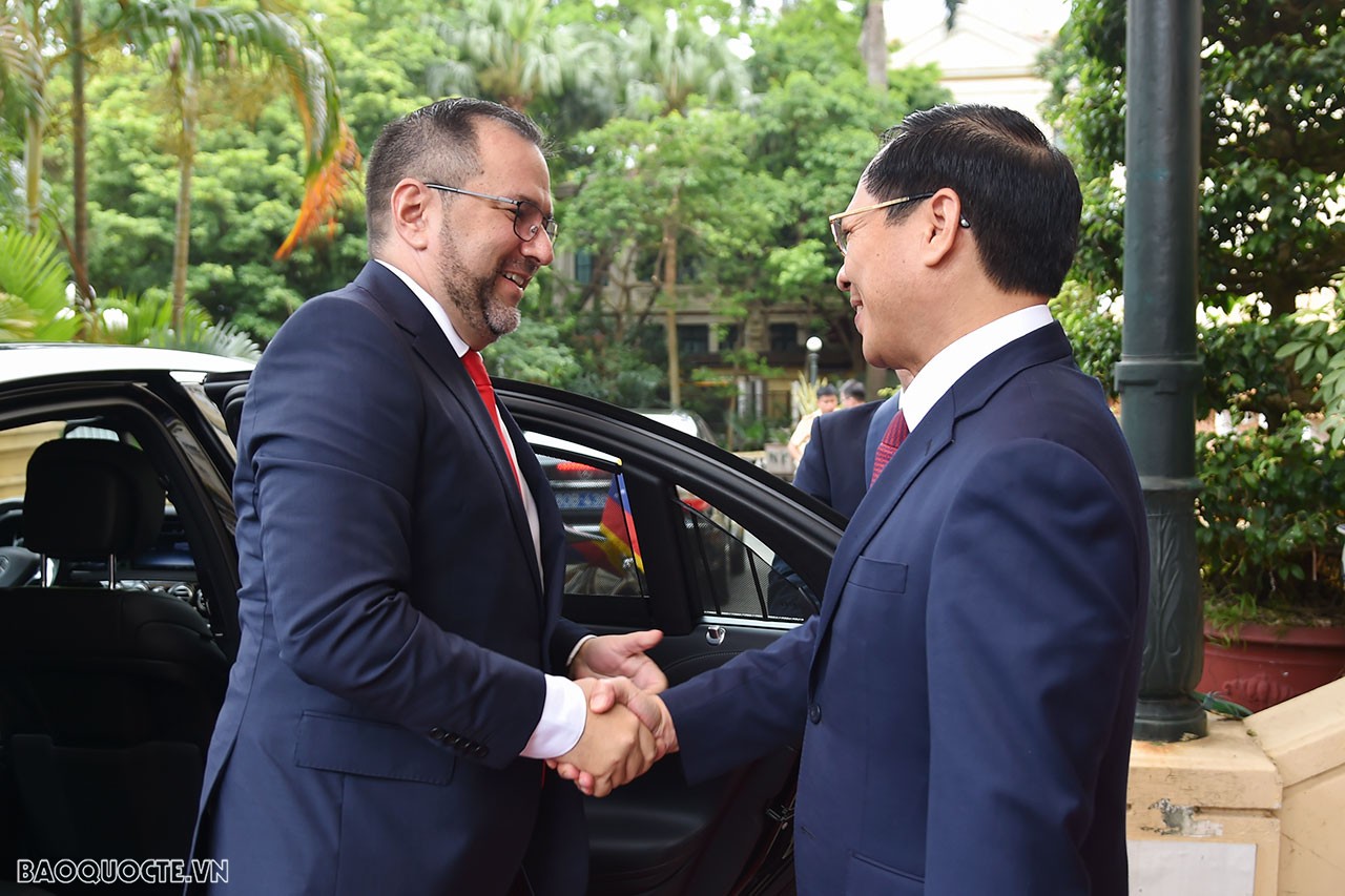 Bộ trưởng Ngoại giao Bùi Thanh Sơn đón, hội đàm với Bộ trưởng Ngoại giao Venezuela Yvan Gil Pinto