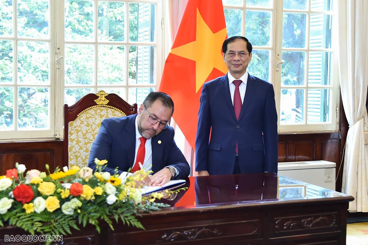 Bộ trưởng Ngoại giao Bùi Thanh Sơn đón, hội đàm với Bộ trưởng Ngoại giao Venezuela Yvan Gil Pinto