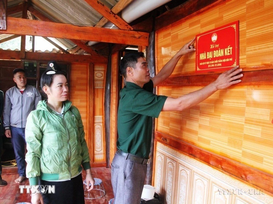 Gia đình ông Lò Văn Hiền, Tổ 1, thị trấn Điện Biên Đông (tỉnh Điện Biên) vui mừng khi được ở trong ngôi nhà Đại đoàn kết. (Ảnh: Phan Quân/TTXVN) Gia đình ông Lò Văn Hiền, Tổ 1, thị trấn Điện Biên Đông (tỉnh Điện Biên) vui mừng khi được ở trong ngôi nhà Đại đoàn kết. (Ảnh: Phan Quân/TTXVN)