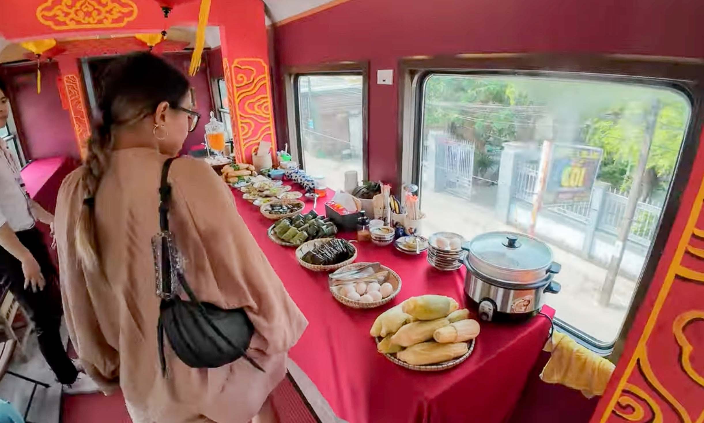 Khách Tây mê đắm ẩm thực Việt trên hành trình trải nghiệm tàu du lịch 5 sao đến Đà Nẵng Khách Tây mê đắm ẩm thực Việt trên hành trình trải nghiệm tàu du lịch 5 sao đến Đà Nẵng